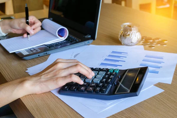 Hesaplamalar yapma yong Asya kadın iş sahibinin yakın çekim. Tasarruf, finans ve ekonomi kavramı