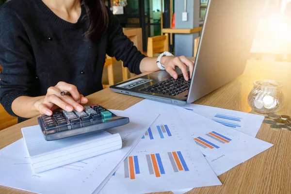 Hesaplamalar yapma yong Asya kadın iş sahibinin yakın çekim. Tasarruf, finans ve ekonomi kavramı