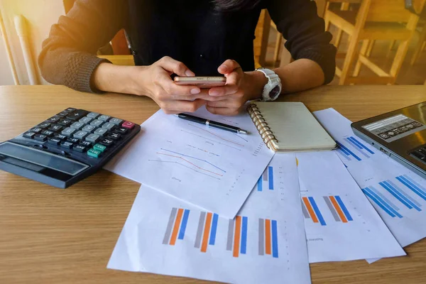 Hesaplamalar yapma yong Asya kadın iş sahibinin yakın çekim. Tasarruf, finans ve ekonomi kavramı