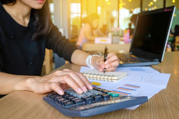 Hesaplamalar yapma yong Asya kadın iş sahibinin yakın çekim. Tasarruf, finans ve ekonomi kavramı