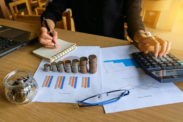 Hesaplamalar yapma yong Asya kadın iş sahibinin yakın çekim. Tasarruf, finans ve ekonomi kavramı