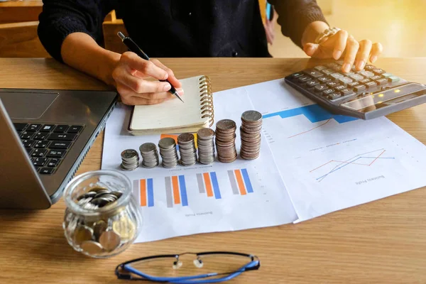 Hesaplamalar yapma yong Asya kadın iş sahibinin yakın çekim. Tasarruf, finans ve ekonomi kavramı