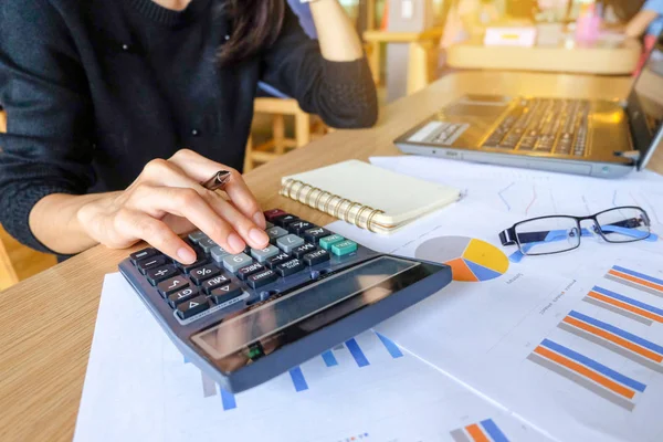 Hesaplamalar yapma yong Asya kadın iş sahibinin yakın çekim. Tasarruf, finans ve ekonomi kavramı