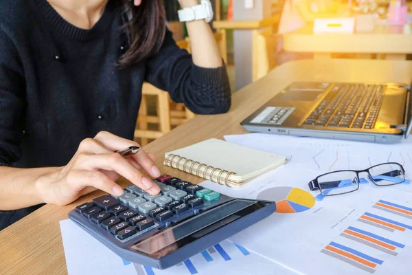 Hesaplamalar yapma yong Asya kadın iş sahibinin yakın çekim. Tasarruf, finans ve ekonomi kavramı