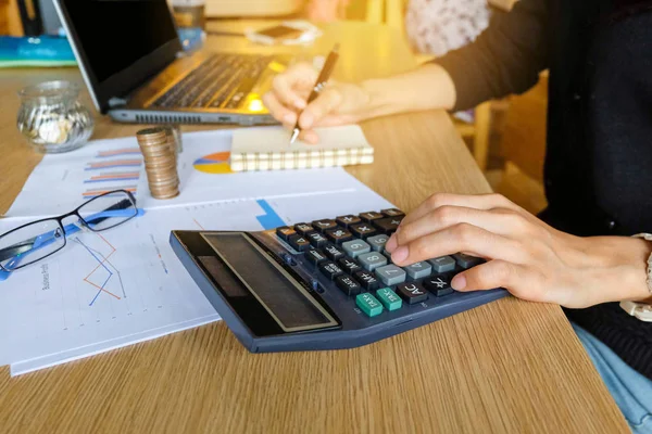 Hesaplamalar yapma yong Asya kadın iş sahibinin yakın çekim. Tasarruf, finans ve ekonomi kavramı
