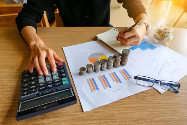 Hesaplamalar yapma yong Asya kadın iş sahibinin yakın çekim. Tasarruf, finans ve ekonomi kavramı