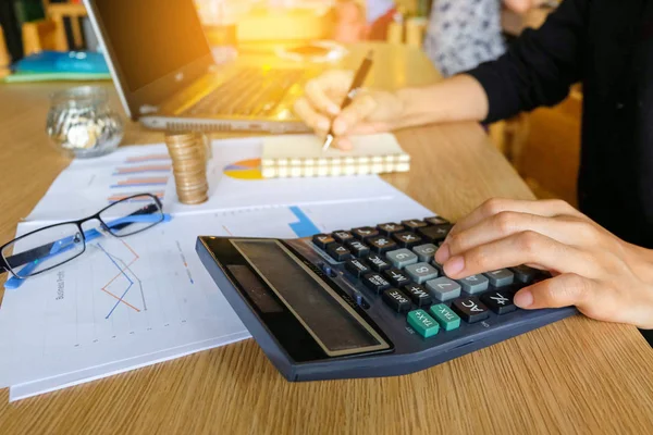 Hesaplamalar yapma yong Asya kadın iş sahibinin yakın çekim. Tasarruf, finans ve ekonomi kavramı