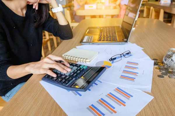 Hesaplamalar yapma yong Asya kadın iş sahibinin yakın çekim. Tasarruf, finans ve ekonomi kavramı