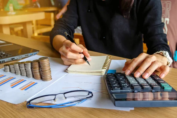 Hesaplamalar yapma yong Asya kadın iş sahibinin yakın çekim. Tasarruf, finans ve ekonomi kavramı