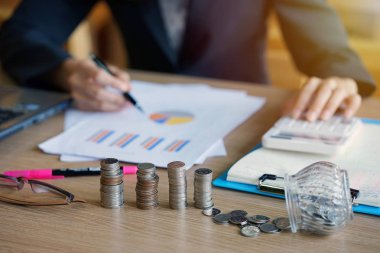 Genç girişimci vardır, hesap memuru, hesap makinesi kullanarak banka memuru. Tasarruf, finans ve ekonomi kavramı.