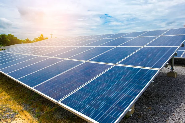 Fotovoltaik veya yenilenebilir enerji ya da elektrik için güneş paneli. Güneş panelleri güneş enerjisi elektrik energ dönüştürmek.