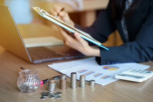 Genç girişimci vardır, hesap memuru, hesap makinesi kullanarak banka memuru. Tasarruf, finans ve ekonomi kavramı.                               