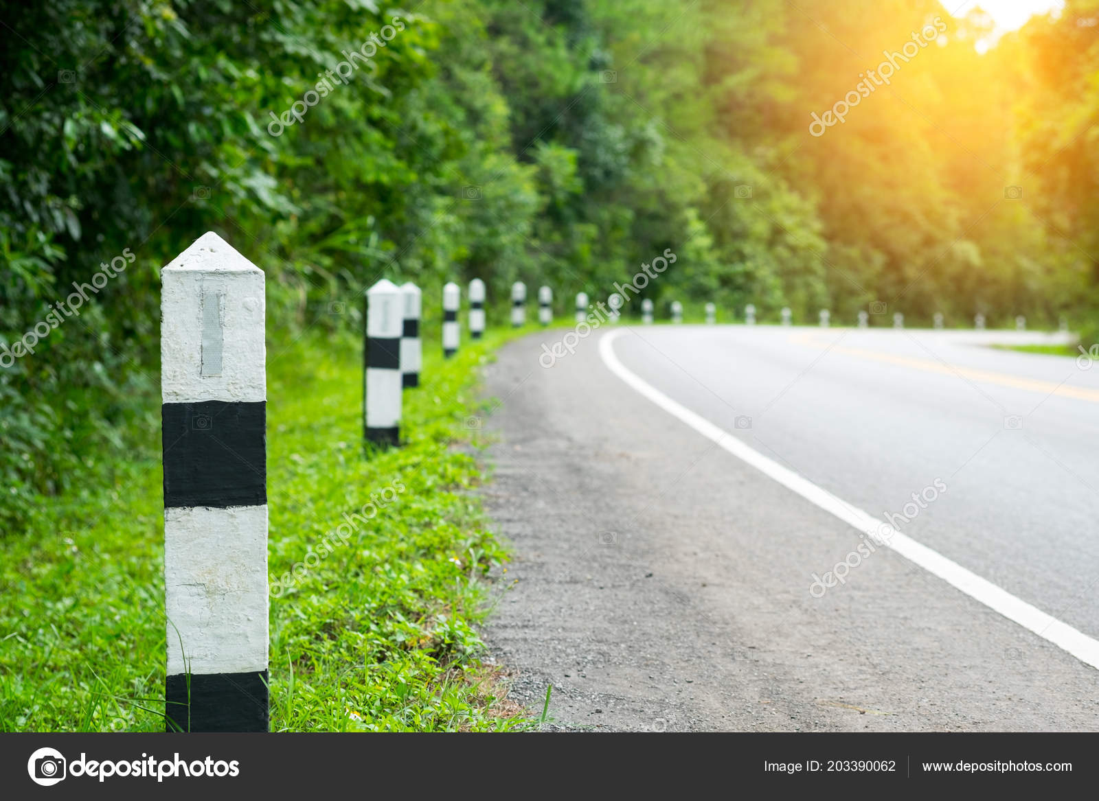 Black White Milestones Green Grass Roadside Trees Roadside: Cỏ (Grass) Cỏ là một phần thiên nhiên không thể thiếu. Nó không chỉ tạo nên khung cảnh thiên nhiên đẹp mắt mà còn giúp cho môi trường sống của loài động vật có một môi trường sống lý tưởng. Black White Milestones Green Grass Roadside Trees Roadside là bức ảnh về những cánh đồng cỏ xanh ngắt, những hàng cây ven đường và những cây đánh dấu mốc, tất cả đều tạo nên một bức tranh đầy màu sắc cho màn hình của bạn.