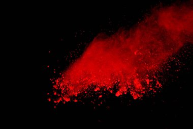Soyut siyah zemin üzerine kırmızı toz patlaması. Kırmızı toz splatted izole et. Renkli bulut. Renkli toz patlayabilir. Boya Holi.