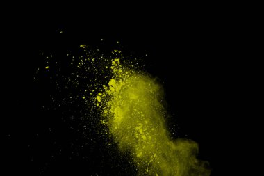 Soyut siyah zemin üzerine sarı toz patlaması. Sarı tozu splatted izole et. Renkli bulut. Renkli toz patlayabilir. Boya Holi.