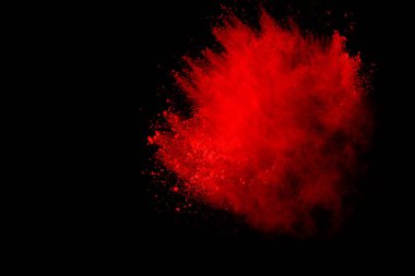 Soyut siyah zemin üzerine kırmızı toz patlaması. Kırmızı toz splatted izole et. Renkli bulut. Renkli toz patlayabilir. Boya Holi.