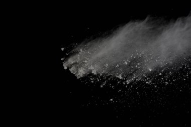 Siyah arka plan üzerine izole beyaz toz patlama. Renkli toz splatted.
