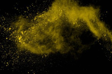 Soyut siyah zemin üzerine sarı toz patlaması. Sarı tozu splatted izole et. Renkli bulut. Renkli toz patlayabilir. Boya Holi.