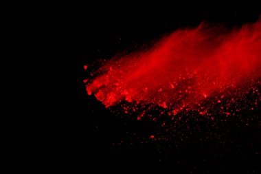 Soyut siyah zemin üzerine kırmızı toz patlaması. Kırmızı toz splatted izole et. Renkli bulut. Renkli toz patlayabilir. Boya Holi.