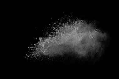 Siyah arka plan üzerine izole beyaz toz patlama. Renkli toz splatted.