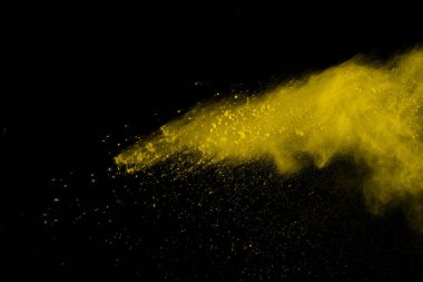 Soyut siyah zemin üzerine sarı toz patlaması. Sarı tozu splatted izole et. Renkli bulut. Renkli toz patlayabilir. Boya Holi.