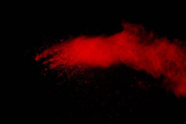 Soyut siyah zemin üzerine kırmızı toz patlaması. Kırmızı toz splatted izole et. Renkli bulut. Renkli toz patlayabilir. Boya Holi.