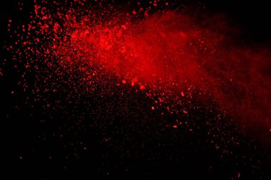 Soyut siyah zemin üzerine kırmızı toz patlaması. Kırmızı toz splatted izole et. Renkli bulut. Renkli toz patlayabilir. Boya Holi.