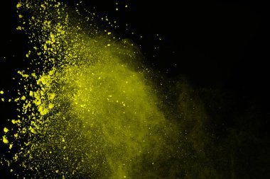 Soyut siyah zemin üzerine sarı toz patlaması. Sarı tozu splatted izole et. Renkli bulut. Renkli toz patlayabilir. Boya Holi.