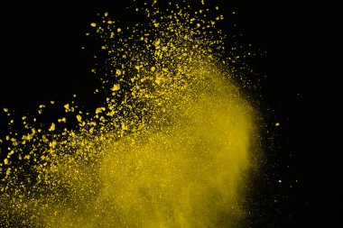 Soyut siyah zemin üzerine sarı toz patlaması. Sarı tozu splatted izole et. Renkli bulut. Renkli toz patlayabilir. Boya Holi.