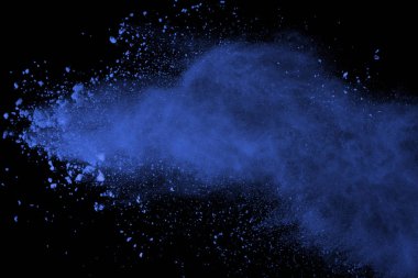 Siyah zemin üzerine mavi toz patlama. Renkli bulut. Renk toz patlayabilir. Boya Holi.