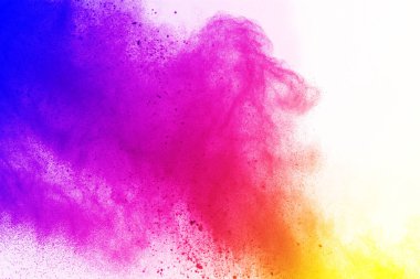 Soyut Beyaz arka plan üzerinde renkli toz patlaması. Çok renkli toz splatted izole et. Renkli bulut. Renkli toz patlayabilir. Boya Holi.