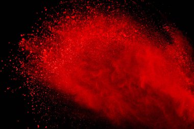 Soyut siyah zemin üzerine kırmızı toz patlaması. Kırmızı toz splatted izole et. Renkli bulut. Renkli toz patlayabilir. Boya Holi.