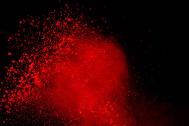 Soyut siyah zemin üzerine kırmızı toz patlaması. Kırmızı toz splatted izole et. Renkli bulut. Renkli toz patlayabilir. Boya Holi.