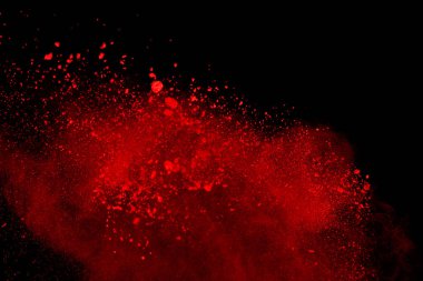 Soyut siyah zemin üzerine kırmızı toz patlaması. Kırmızı toz splatted izole et. Renkli bulut. Renkli toz patlayabilir. Boya Holi.