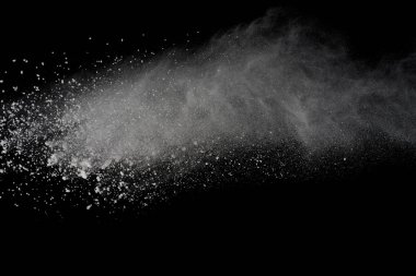 Siyah arka plan üzerine izole beyaz toz patlama. Renkli toz splatted.