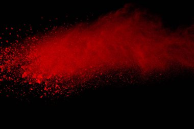 Soyut siyah zemin üzerine kırmızı toz patlaması. Kırmızı toz splatted izole et. Renkli bulut. Renkli toz patlayabilir. Boya Holi.