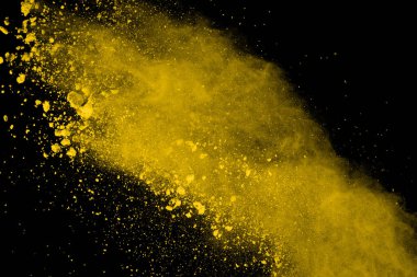 Soyut siyah zemin üzerine sarı toz patlaması. Sarı tozu splatted izole et. Renkli bulut. Renkli toz patlayabilir. Boya Holi.