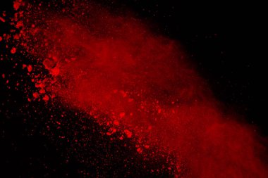 Soyut siyah zemin üzerine kırmızı toz patlaması. Kırmızı toz splatted izole et. Renkli bulut. Renkli toz patlayabilir. Boya Holi.