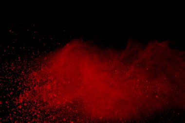 Soyut siyah zemin üzerine kırmızı toz patlaması. Kırmızı toz splatted izole et. Renkli bulut. Renkli toz patlayabilir. Boya Holi.