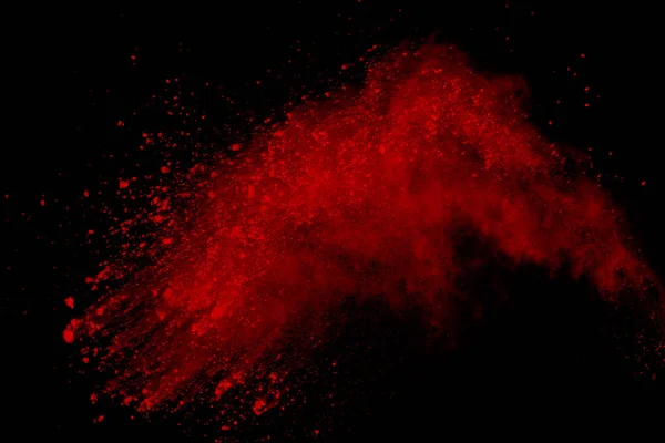 Soyut siyah zemin üzerine kırmızı toz patlaması. Kırmızı toz splatted izole et. Renkli bulut. Renkli toz patlayabilir. Boya Holi.