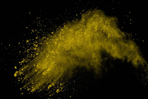 黒い背景に黄色粉塵爆発の概要です 黄色の粉末 表示を分離します 色の雲 色塵爆発します ペイント ホーリー — ストック写真