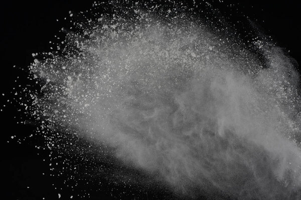 Взрыв белого пороха изолирован на черном фоне. Цветная пыль брызнула
.