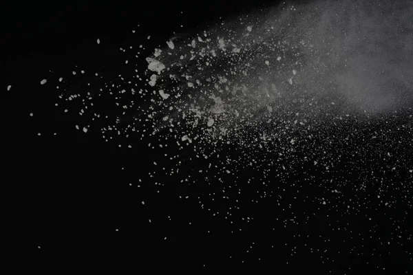 Siyah arka plan üzerine izole beyaz toz patlama. Renkli toz splatted.