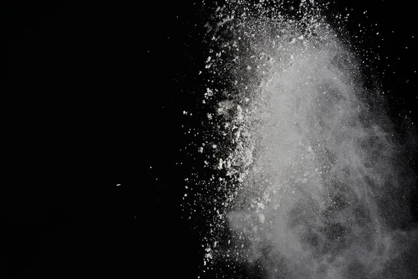 黒い背景に分離した白色粉体爆発 — ストック写真