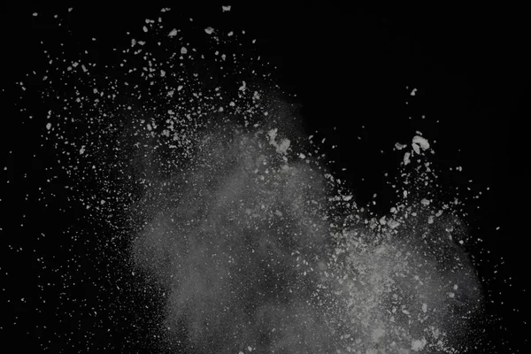 Siyah arka plan üzerine izole beyaz toz patlama. Renkli toz splatted.