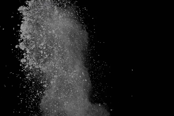 Siyah arka plan üzerine izole beyaz toz patlama. Renkli toz splatted.