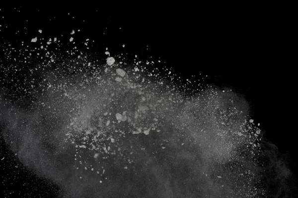 Siyah arka plan üzerine izole beyaz toz patlama. Renkli toz splatted.