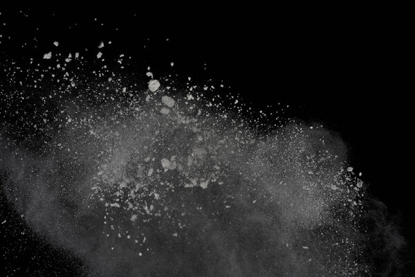 Взрыв белого пороха изолирован на черном фоне. Цветная пыль брызнула
.
