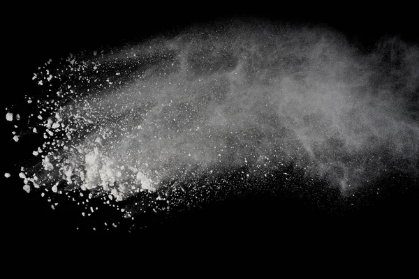 Siyah arka plan üzerine izole beyaz toz patlama. Renkli toz splatted.