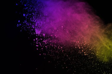 Hareket izole siyah arka plan üzerinde renkli toz patlaması dondur. Soyut renkli toz splatted.